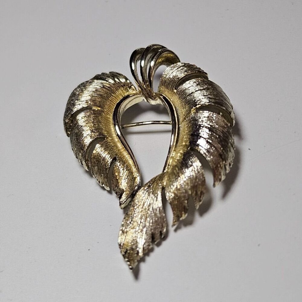 Vintage Lisner gold tone brooch